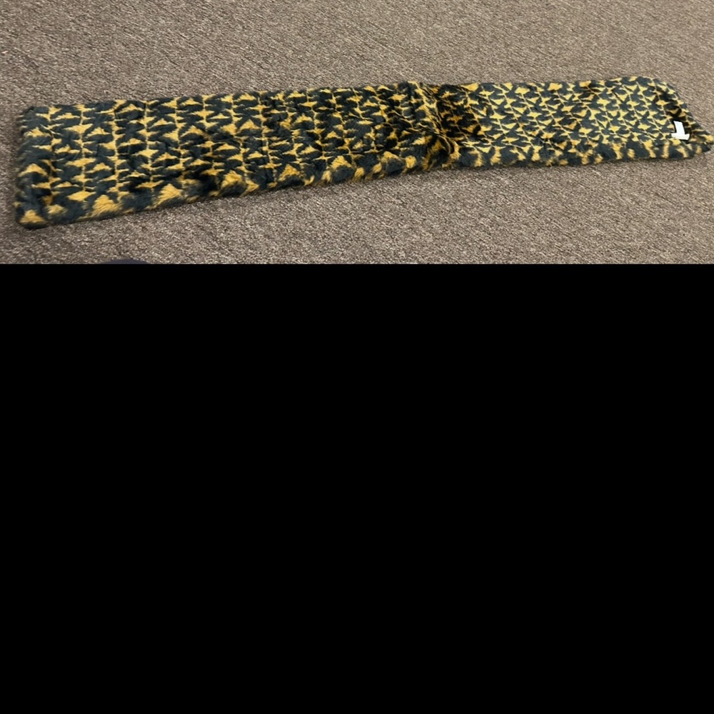 Like NEW! Gorgeous MICHAEL Michael Kors Black and Gold Scarf! Faux Fur! - Picture 2 of 5